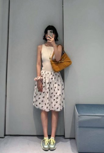 miu 定位直喷亚麻花边半裙丨独家Yb开发 高版出品 进口亚麻棉材质 肌理明显 天然舒适 常青伞状压褶半裙裁剪 通体定位直喷满印白底黑色碎花点缀 腰间以立体字母