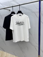 Balenciag*巴黎 2025Fw春夏新品圆领打底外穿T恤，立体感Logo常规半袖纯棉打底T恤，柔软而有韧性。工艺处理，韧性和抗皱性能得到大幅度提高。剪裁到