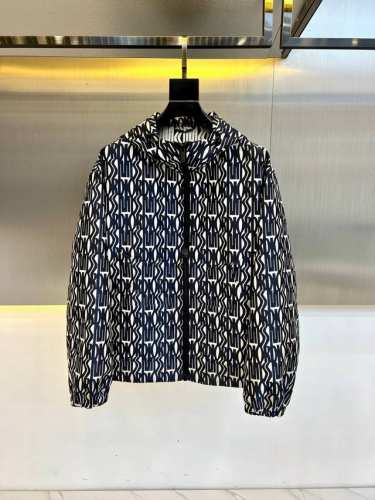 P640 Dior迪奥、2025春夏新品 拉链连帽休闲夹克。官网同步发售单品。Miss Dior Allover图案，经典小蜜蜂标，搭配拉链开合和两个正面大号口