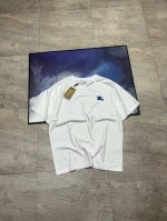 顶级复刻版本 2025夏季新款Burberry巴宝莉刺绣蓝色战马骑士Logo图案绣花休闲情侣宽松短袖T恤，独一无二的活性环保面料染色，32支双纱精梳纯棉爽滑手感