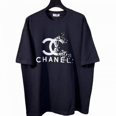 chanel 香奈儿 2025最新款潮牌情侣款，经典Logo印花圆领T恤，春夏新品！高品质280克纯棉面料，时尚百搭经典潮款 ，穿着舒适，透气 时尚，不失个性，