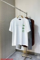 L703 Gugucci 25Ss新款印花短T 干净的白色上，亮眼的荧光绿元素格外吸睛。一侧印着醒目的“Gucc”字样，还有独特的图案和经典的双G标志，瞬间提升
