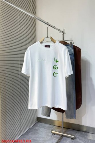 L703 Gugucci 25Ss新款印花短T 干净的白色上，亮眼的荧光绿元素格外吸睛。一侧印着醒目的“Gucc”字样，还有独特的图案和经典的双G标志，瞬间提升