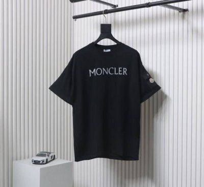 Moncler 蒙口 经典植绒字母Logo印花短袖 采用32S双纱平纹 配32S双纱1×1螺纹 260克重 螺纹同染无色差 采用进口丝光线定染刺绣纱线 印花设计