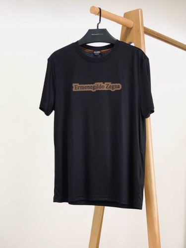 ermenegildo Zegna 杰尼亚 2025Ss春夏新品 刺绣撞色标识T恤，经典重塑，触手可及 甄选优质面料打造，肤感如云。胸前饰以撞色刺绣标识装饰。设