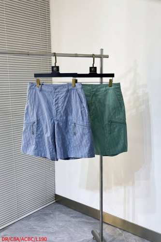 L190 Dr迪奥 25Ss新款短裤来自二零二四沙滩装限定系列，展示 Dior 经典的 Oblique 印花。采用绿色桑蚕丝和棉质混纺提花面料精心制作，宽松版型