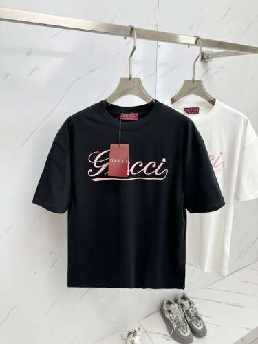 gucci 2025Ss夏季最新品，专柜同步有售，原单狠货，时尚休闲圆领短袖T恤，上身舒适！吸睛而有亮点，采用进口原版面料，顶级工艺字母图案Logo，简单而不失