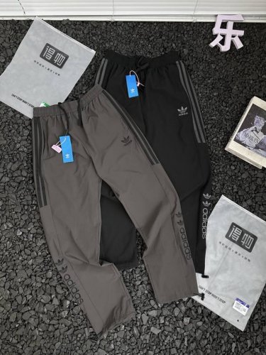 阿迪达斯Adidas美式复古侧条纹三条杠设计感宽松直筒抽绳裤脚潮流休闲裤 男女同款 还在为找不到凸显个性的裤子而发愁？这条阿迪达斯美式复古侧条纹休闲裤，绝对是你