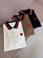 moncler蒙口 25春夏新品翻领T，领子最新配色，安哥拉红与深蓝色结合，洋气至极。选用高定80支朱棣丝光棉，高支高密，品相超级高档。 颜色：黑色 白色 高级
