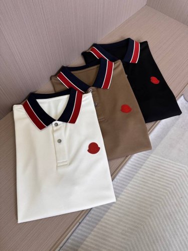 moncler蒙口 25春夏新品翻领T，领子最新配色，安哥拉红与深蓝色结合，洋气至极。选用高定80支朱棣丝光棉，高支高密，品相超级高档。 颜色：黑色 白色 高级