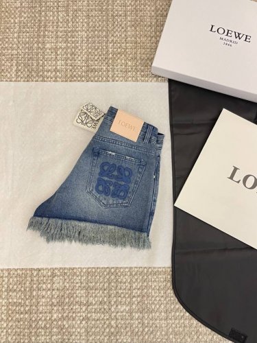 loe E25Ss新品上线 复古毛边立体刺绣洗水牛仔短裤 yb一比一开发 最高版本发售 进口牛仔筋骨感十足 活性洗水工艺 经典高腰版型 不挑人百搭又时髦 妈生大