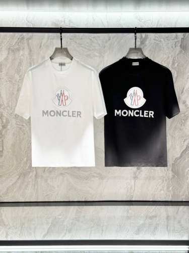 moncler 蒙口，2025夏季最新款，专柜同步有售，原单狠货，时尚休闲圆领短袖T恤，上身很有特点！吸睛而有亮点，进口原版面料，顶级刺绣工艺字母图案装饰Log