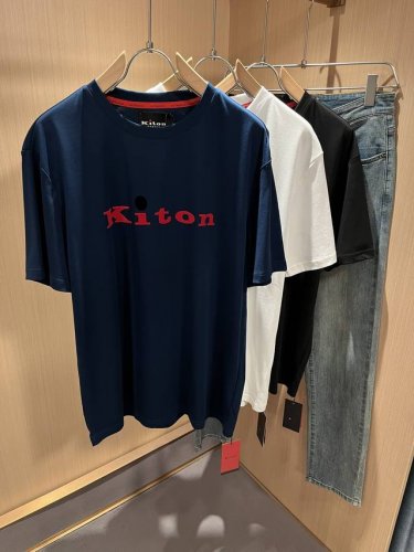 Kiton 2025春夏新款男士短袖T恤，采用进口专属丝光棉面料！！简单Logo标识压绒设计！代表品牌形象 简洁舒适的款式，线条感粗细均匀饱满，精致细腻，上身高
