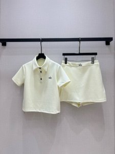 强烈推荐 Alo 2025新款套装 翻领抽绳短袖上衣搭片短裙的组合 经典字母刺绣装饰 爆款来袭 人人都能驾驭Ins风懒人卫衣套装 时髦运动风 本期为大家带来的懒