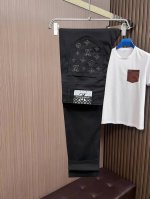 主推.长期有货 Lv 高品质 官网高端新品原单少数帅爆牛仔裤，百分百原单 百搭神器！今年最新流行的风格设计款式，采用进口棉花制作成的单宁布，上身舒适，剪裁设计挺