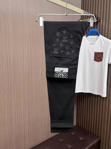 主推.长期有货 Lv 高品质 官网高端新品原单少数帅爆牛仔裤，百分百原单 百搭神器！今年最新流行的风格设计款式，采用进口棉花制作成的单宁布，上身舒适，剪裁设计挺