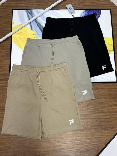 fila斐乐运动休闲短裤夏季 运动休闲亲肤Logo刺绣五分裤。采用针织双面滑布面料，面料轻薄，吸湿性强，不起球，不变形，不掉色，穿着更舒服。经典的原版Logo简