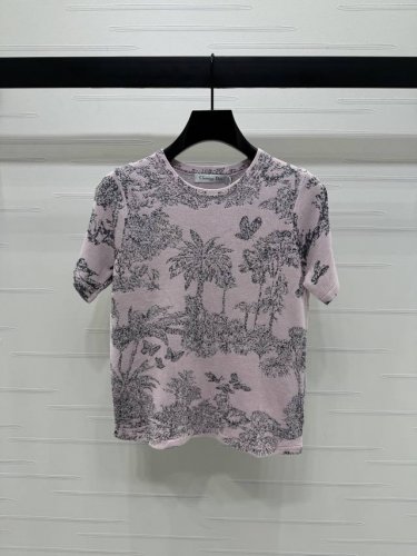 上新原单高端品质 Dio* 2025春夏最新系列！蝴蝶森系圆领针织短袖！定制进口羊毛针织材质 柔软舒适 质感十足 通体粉色打底素描黑色蝴蝶和植物等森系自然风格刺