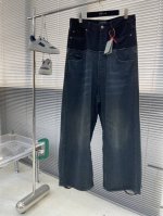 Balenciag 拼接口袋牛仔裤 定制赛洛纺牛仔绮料 质感十足 舒适贴肤 以色彩的渐变与碰撞为核心 腰带处加以巴黎牛皮纸为点缀 彰显品牌的印记 每一处都散发着