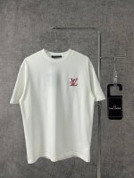 louis Vuitton 路易威登 2025新款短袖T恤圆领男女同款 经典永流传，路易威登T恤登场。简约黑色底色，搭配标志性金色Lv Logo，低调中尽显奢华