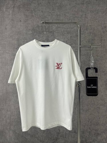 louis Vuitton 路易威登 2025新款短袖T恤圆领男女同款 经典永流传，路易威登T恤登场。简约黑色底色，搭配标志性金色Lv Logo，低调中尽显奢华