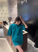 上新 纯棉 巴黎世家 经典可乐波浪短袖～ 湖绿色超好看 每年夏天都有它的一席之地 这个颜色太好看啦 T Shirt的季节， 怎么能没有巴黎世家！ 孔雀蓝色让人有