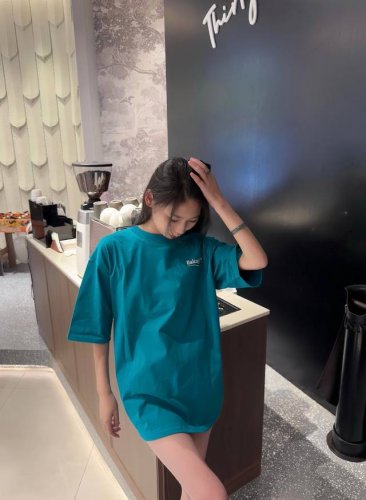 上新 纯棉 巴黎世家 经典可乐波浪短袖～ 湖绿色超好看 每年夏天都有它的一席之地 这个颜色太好看啦 T Shirt的季节， 怎么能没有巴黎世家！ 孔雀蓝色让人有