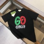 古驰 24Ss夏季新款圆领短袖T恤！270克重磅高端纯棉面料，手感质感都极完美！修身裁剪设计干净利落！时尚又好看！走线做工非常精致！版型效果超赞！而且透气性能超