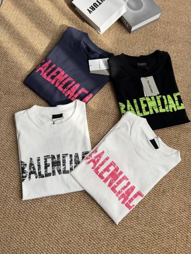 balenciaga 巴黎世家 25Ss 蜡笔字母Logo印花情侣圆领短袖T恤-顶级版本 Color：白色黑字 白色粉字 藏青粉字 黑色绿字 Size：S M