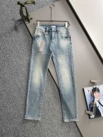 迪奥2025夏季新品修身牛仔裤长裤，采用进口客供日本Denim平纹棉质牛仔面料梭织生产，三标齐全，简约不失大气，柔软细腻舒适，上身百搭时尚 码数：28-38 下