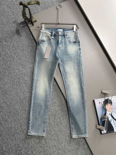 迪奥2025夏季新品修身牛仔裤长裤，采用进口客供日本Denim平纹棉质牛仔面料梭织生产，三标齐全，简约不失大气，柔软细腻舒适，上身百搭时尚 码数：28-38 下