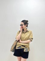 Burberr* 25Ss春夏新款 刺绣翻领polo上衣丨独家高版出品！珠地全棉材质 自带孔洞 透气舒适 品相高级 翻领襟扣上衣裁剪 常规宽松版型 上身呈现休闲