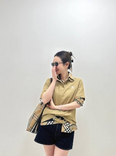 Burberr* 25Ss春夏新款 刺绣翻领polo上衣丨独家高版出品！珠地全棉材质 自带孔洞 透气舒适 品相高级 翻领襟扣上衣裁剪 常规宽松版型 上身呈现休闲