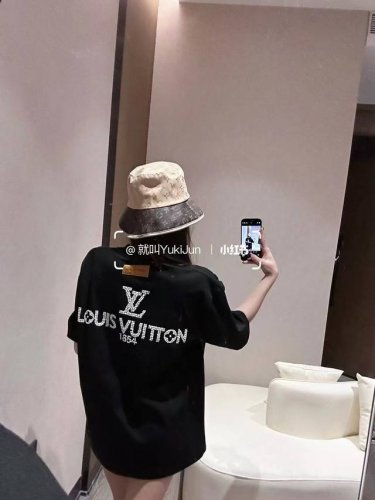 模特咨询图 款号 Y147 louis Vuitton Lv路易威登满珍珠字母炮珠手工制作圆领短袖 炮珠 全套包装 三标齐全 原版配套辅料1:1 主唛工艺 非常