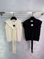 Chane*无袖针织背心，经典双C徽标设计，简约时尚。加上披肩设计休闲有范，手感舒适透气。适合夏季穿着，搭配轻松百搭。2色3码Sml T226B