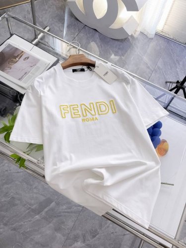 芬迪夏季新品，全新洗水刺绣工艺，高定面料 玉蚕丝般的丝滑 时尚经典圆领短袖时尚单品设计，更加时尚舒适，高标准定制，上身非常有型，客供辅料，客供进口高档面料质感非