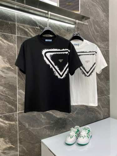 隔天到 Prada 普拉达 高品质320克 字母泼墨三角标印花 原版面料 官方同款 短袖T恤 同缸染面料 手感非常舒服 春夏最新砖柜同步 时尚又个性 超级百搭