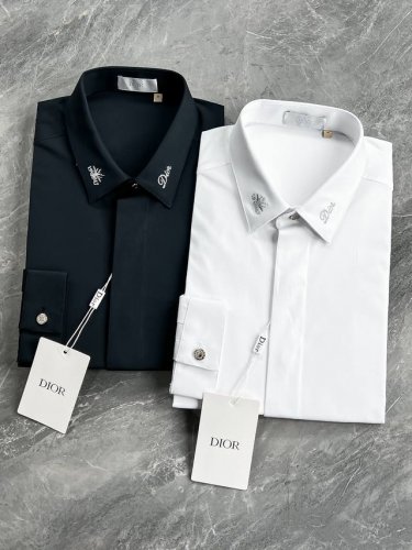 新品 贸易公司洋行货，2025早春新款Di*R男士商务休闲时装款长袖衬衫。该款单品整体的设计风格延续了Cd家族一贯的基调，保留最纯粹且自然的极简路线，干净且高级