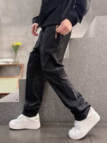 裤子96090 Lewe合作款套装 季度：2025春夏 尺码：M-4Xl 版型：宽松版型 工艺： 前幅后幅工艺做高温切烫工艺 速干料子 简约时尚