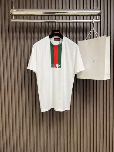 Gucci 2025Ss经典红绿条纹Logo短袖T恤，采用15S精棉平纹面料 230G，罗纹：32S双纱拉架 300G。多款新季针织单品持续匠心演绎品牌元素。这