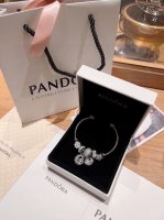 70 pandora 潘多拉 星月手镯 配全套包装 【 新款同款潘家星月手镯】 代表着幸运和希望的潘多拉 每一颗珠子都很精致 单独拿下来也可以当项链吊坠 性价比