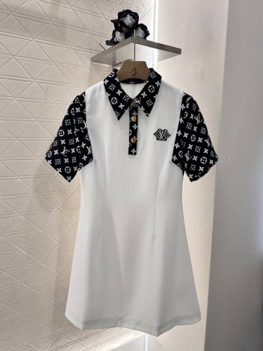 louis Vuitto*2025新品上架 拼色直筒连衣裙 定制Yb进口醋酸材质 细腻肌理 透气舒适 短袖连衣裙剪裁 领口袖口的四叶草元素字母徽标撞色处理钮扣半