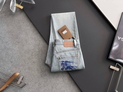 bur*、重工水洗休闲牛仔裤，进口原版水洗弹力面料，舒适有弹性，独特设计，版型超正，舒适透气，档次极高，专柜品质，上身帅气十足，码数：29-38 35、37