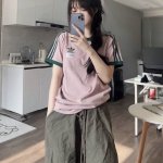 三叶草条纹圆领刺绣短袖 阿迪达斯Adidas三叶草圆领拉条短袖 专柜同步发售 目前来讲是销量第一的单品 标志性胸前三叶草小绣花饱满立体 加上小Logo印花小标很