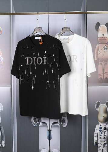 迪奥Dior 新款满印亮片印花短袖 高品质重磅双纱280G32支滑爽纯棉洗水手感 前片高端满印亮片.Logo采用进口压钻 罗纹专门定制.面料舒适柔软 还原特殊工