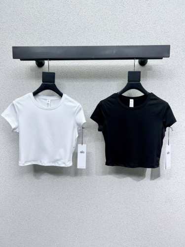 Alo瑜伽短袖上衣 这款它整体做的很好看 外观-色系都很可观 弹力超大的这款 任何身形都可以穿 面料很舒服 柔软度拉高 搭配同系列更绝了~高品质 两色 尺码Sm