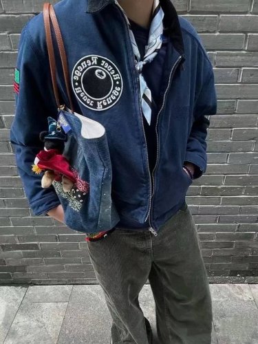 Stussydenim Tears联名牛仔夹克 各位博主各种穿搭百花齐发一衣难求 不同Size搭出不同Style 足以证明你的衣橱必须要有一件工装夹克 这款算得