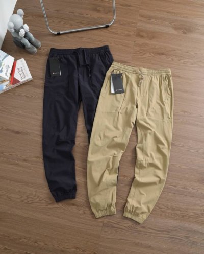 上新 品牌：露露乐蒙 Lululemon 尺码：M-L-Xl-Xxl 颜色：卡其-藏青色 面料科技: 防水 强透气 速干耐磨 激光散热孔设计 裤型:直筒裤 腰部