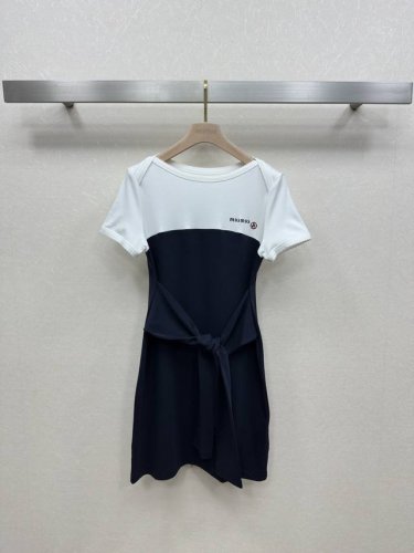 25Ss Miumi *春夏新款 撞色绑带连衣裙 高级定制舒适亲肤棉感面料 胸前标志Logo 千金名媛的日常 腰部设计绑带 质感超绝 显瘦百搭 少女感精致感超棒