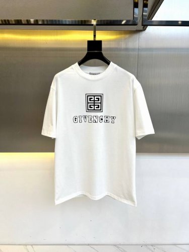Given纪梵希、25S新品发售经典印花Logo短袖T恤，每年出的新款圆领T恤都很Nice！简单大方的设计不失经典风格，至于搭配根本不用发愁，随便一搭都可以炸街